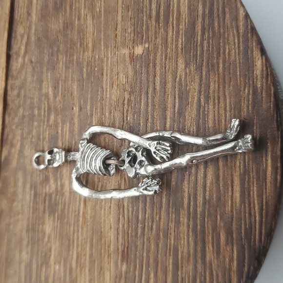 Skeleton spooky Gothic necklace‎ pendant Halloween 🎃 movie set prop - Picture 1 of 3